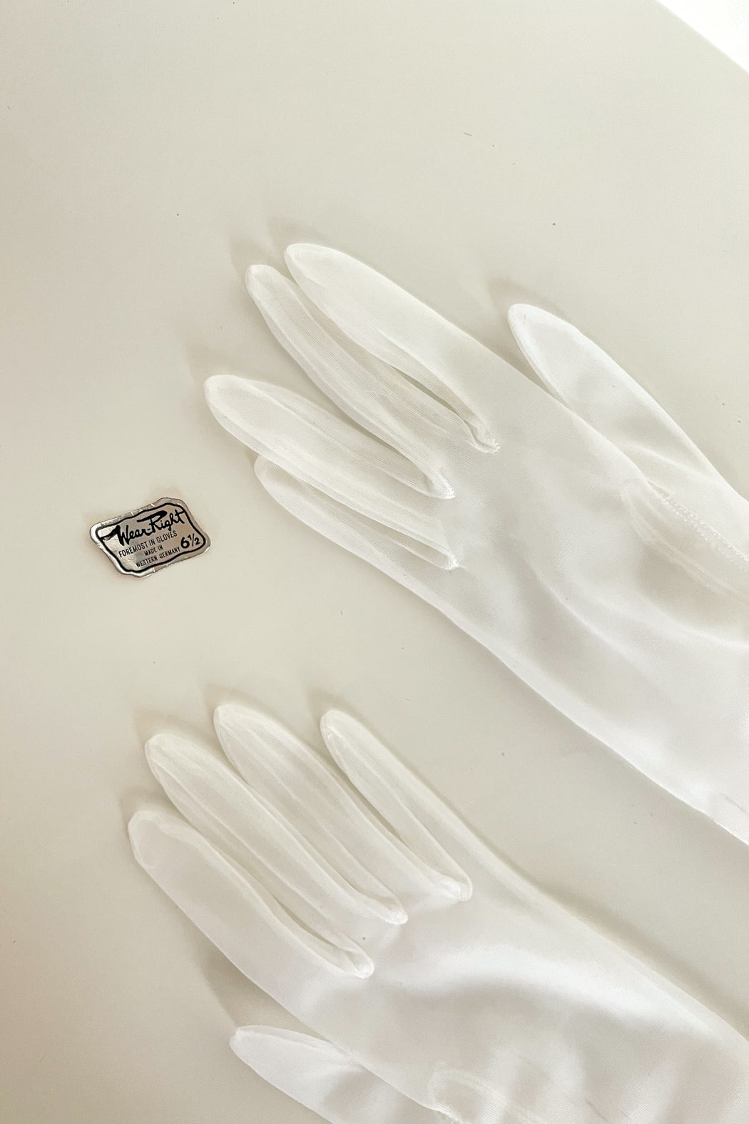 Vintage White Sheer Embroidered Gloves / SIZE 6.5